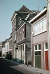 831800 Gezicht op de huizen Bemuurde Weerd O.Z. 67 (rechts)- hoger te Utrecht met rechts de ingang van de Flieruilensteeg.